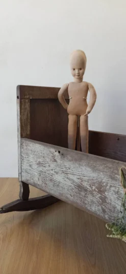 Berceau ancien et antique.