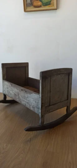 Berceau ancien et antique.