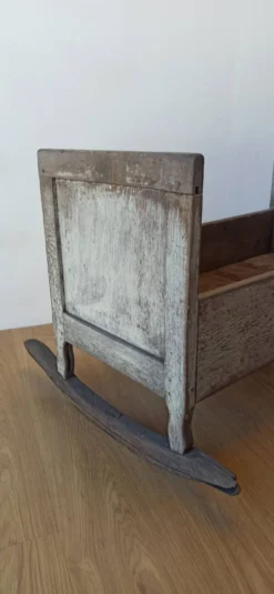 Berceau ancien et antique.