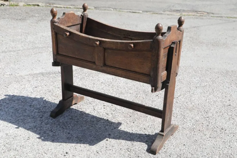 Berceau ancien jardinière