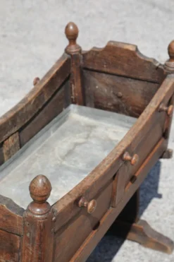 Berceau ancien jardinière