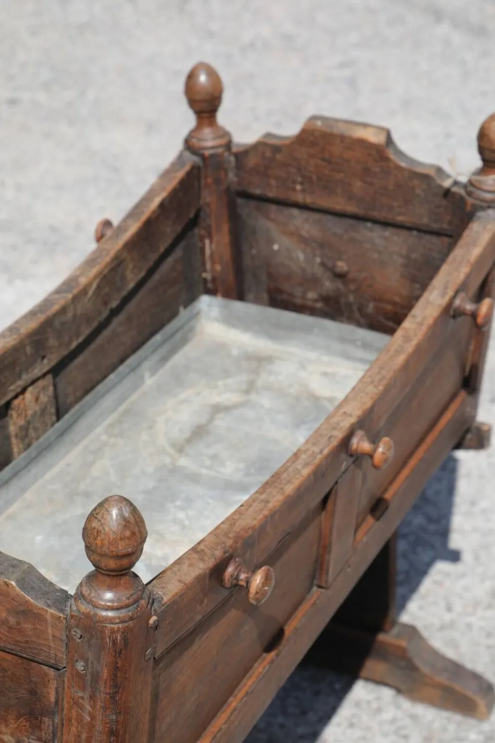 Berceau ancien jardinière