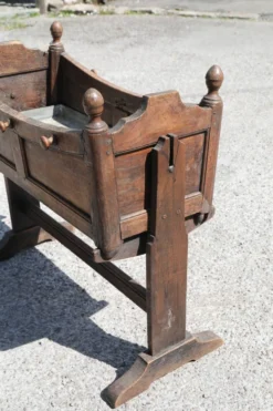 Berceau ancien jardinière