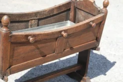 Berceau ancien jardinière