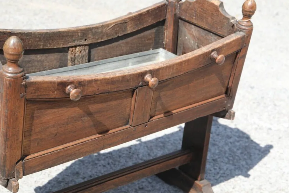 Berceau ancien jardinière