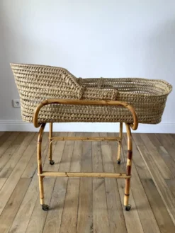 Berceau / couffin amovible en osier sur roulettes en bambou années 1950
