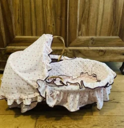 Berceau couffin en rotin osier années 1960 avec matelas et voilages