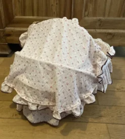 Berceau couffin en rotin osier années 1960 avec matelas et voilages