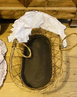 Berceau couffin en rotin osier années 1960 avec matelas et voilages