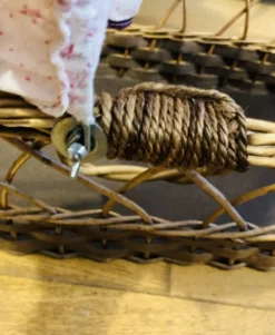 Berceau couffin en rotin osier années 1960 avec matelas et voilages