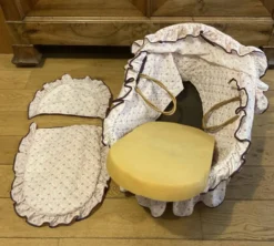 Berceau couffin en rotin osier années 1960 avec matelas et voilages