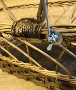 Berceau couffin en rotin osier années 1960 avec matelas et voilages