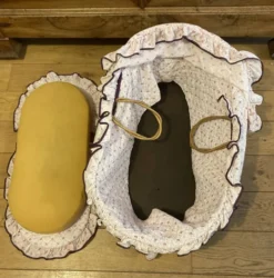 Berceau couffin en rotin osier années 1960 avec matelas et voilages