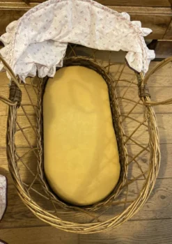 Berceau couffin en rotin osier années 1960 avec matelas et voilages