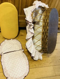 Berceau couffin en rotin osier années 1960 avec matelas et voilages