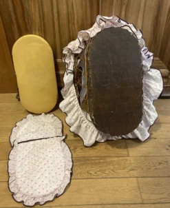 Berceau couffin en rotin osier années 1960 avec matelas et voilages
