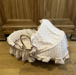 Berceau couffin en rotin osier années 1960 avec matelas et voilages