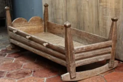 Berceau d’enfant à bascule en bois art populaire