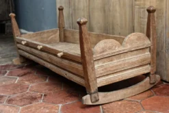 Berceau d’enfant à bascule en bois art populaire