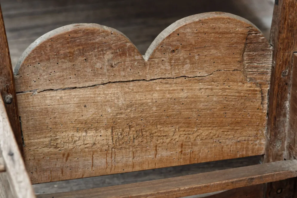 Berceau d’enfant à bascule en bois art populaire