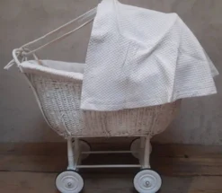 Berceau enfant en osier et bois peint