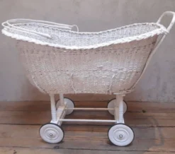 Berceau enfant en osier et bois peint