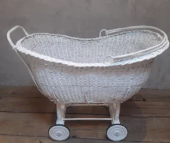 Berceau enfant en osier et bois peint