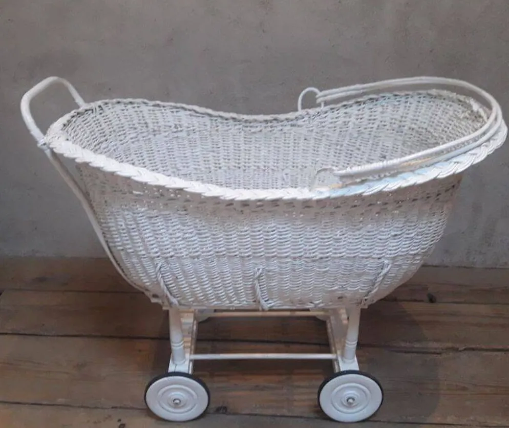 Berceau enfant en osier et bois peint