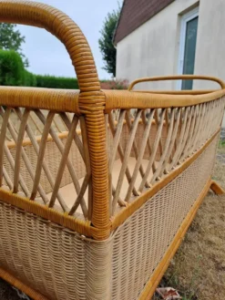 Berceau en rotin.