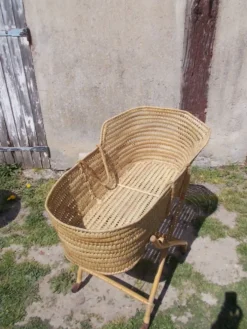 Berceau en rotin vintage