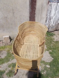 Berceau en rotin vintage