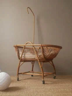 Berceau en rotin vintage couffin sur roulettes rétro design scandinave lit bébé