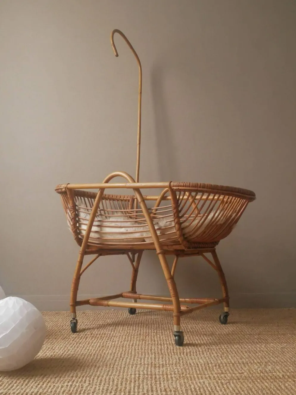 Berceau en rotin vintage couffin sur roulettes rétro design scandinave lit bébé