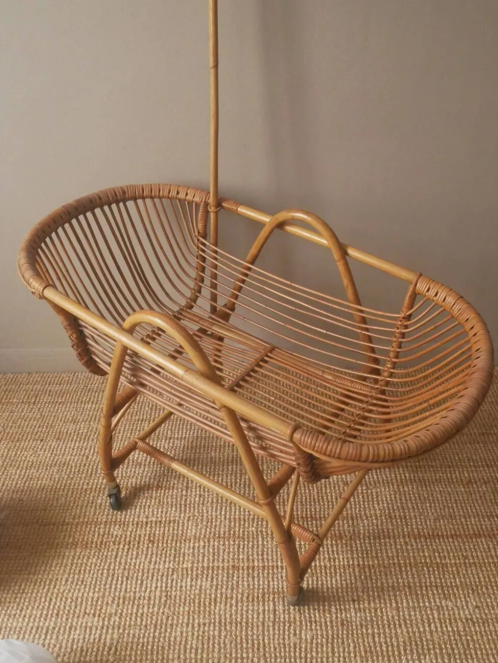 Berceau en rotin vintage couffin sur roulettes rétro design scandinave lit bébé