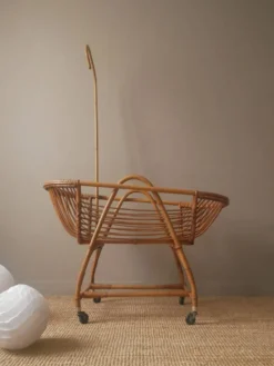 Berceau en rotin vintage couffin sur roulettes rétro design scandinave lit bébé