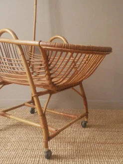 Berceau en rotin vintage couffin sur roulettes rétro design scandinave lit bébé