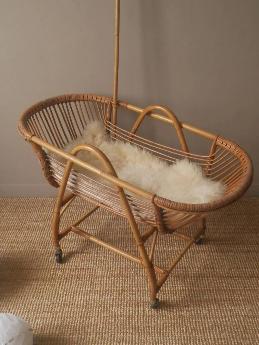 Berceau en rotin vintage couffin sur roulettes rétro design scandinave lit bébé