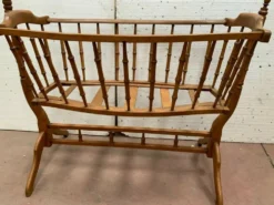 Berceau et sa flèche en hêtre teinté merisier XX siècle