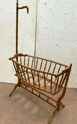 Berceau et sa flèche en hêtre teinté merisier XX siècle