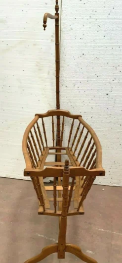 Berceau et sa flèche en hêtre teinté merisier XX siècle