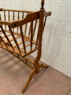 Berceau et sa flèche en hêtre teinté merisier XX siècle