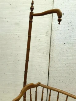Berceau et sa flèche en hêtre teinté merisier XX siècle