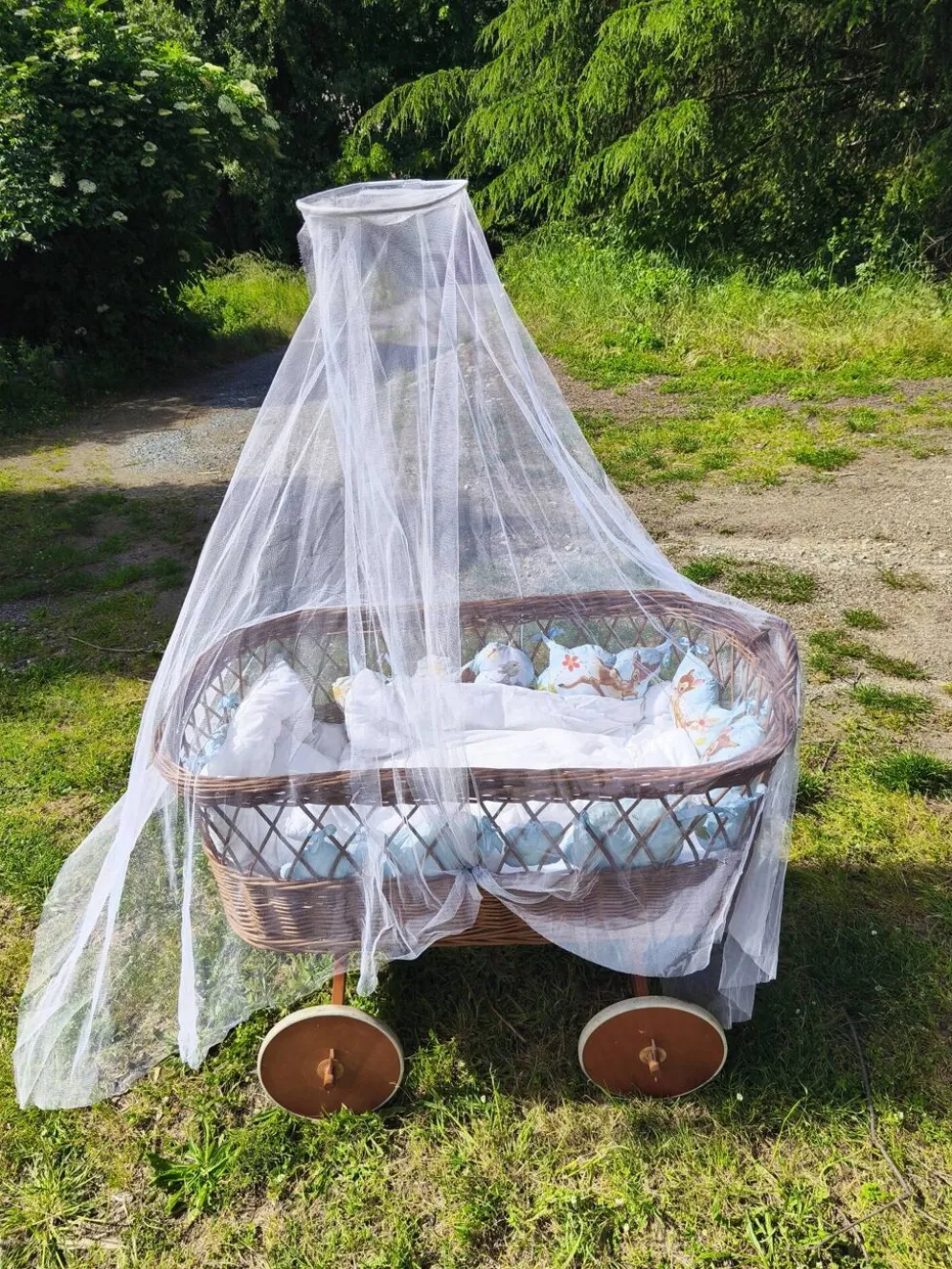 Berceau / landau en osier vintage sur roulettes