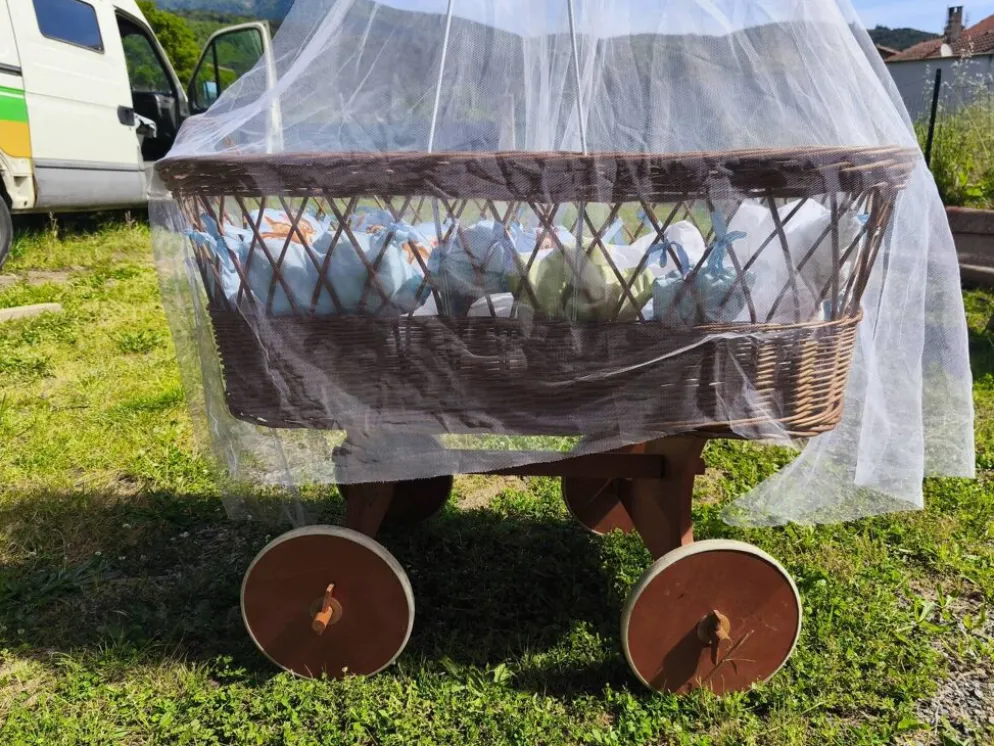 Berceau / landau en osier vintage sur roulettes
