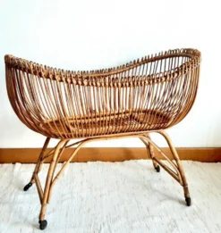 Berceau moïse en rotin vintage vers 1960