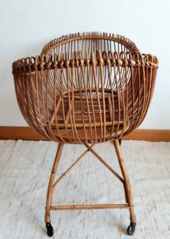 Berceau moïse en rotin vintage vers 1960