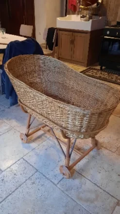Berceau osier à roulette