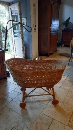 Berceau osier à roulette