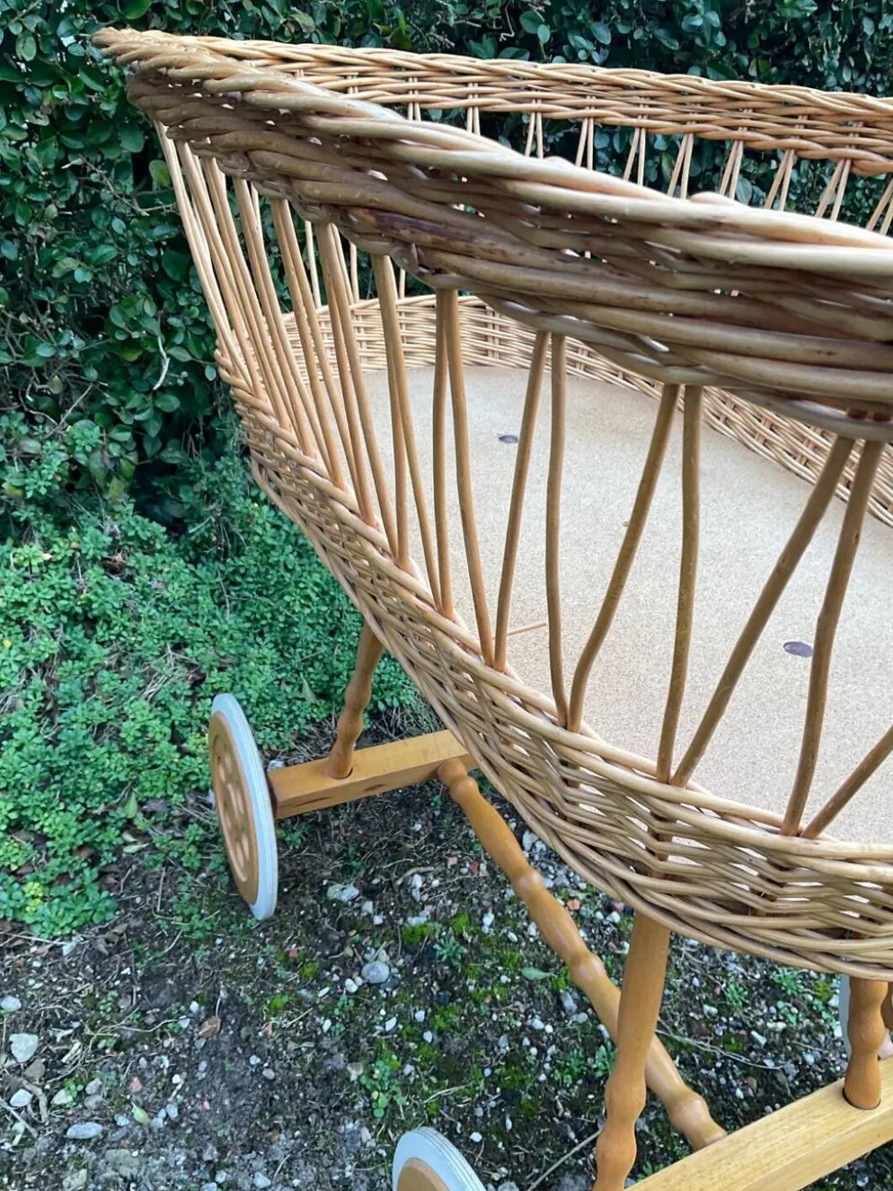 Berceau vintage en osier sur roulettes