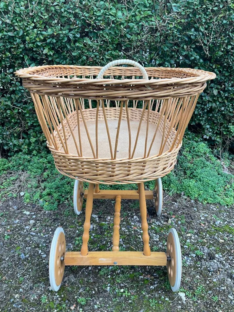 Berceau vintage en osier sur roulettes